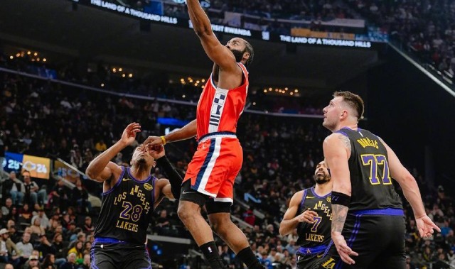 乐鱼线上服务-小卡复出24+5！快船111-104湖人：祖巴茨18+19制霸内线！